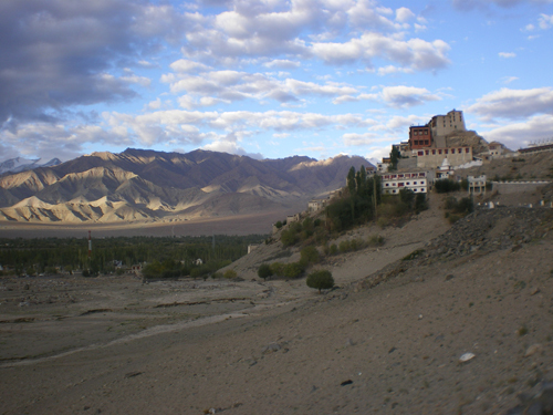 数年前にチベットに行って（旅行記はこちら→https://4travel.jp/travelogue/10071138）、チベット大好きになった私。では「チベットよりチベットらしい」と評判のラダックはどんな感じなんだろう？と、前回のチベットで苦労した高山病の事も顧みずに行く事にした。今回は同行者がいないので一人旅！<br />ぶっちゃけ死にかけましたが良い旅でした。そんなこんなの旅行記です。