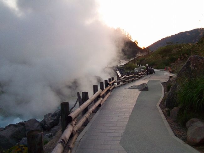 激走”東北・湯めぐりツーリング！３８００ｋ⑮（玉川温泉）<br /><br />玉川温泉は、秋田県仙北市にあり、泉質は酸性-含二酸化炭素・鉄（Ⅱ）・アルミニウム-塩化物泉。 日本一の強酸性（ph１．２）の温泉として知られています。<br />温泉地内に地熱のある岩場があり、そこで行う「岩盤浴」が盛んです。 <br />玉川温泉<br />http://www.tamagawa-onsen.jp/spa/index.html<br />〒014-1205 秋田県仙北市田沢湖玉川字渋黒沢<br />TEL： 0187-58-3000 　FAX： 0187-58-3005<br /><br />＊アテション　プリーズ！<br />温泉制覇777湯を期に、４トラ・コミュニティ にて「温泉大好き」を立ち上げました。<br />入部宜しくお願いいたします。<br /><br />*風遊さんの温泉制覇ブログ＊<br />http://blogs.yahoo.co.jp/shuhei619 <br />