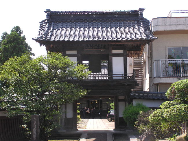 新潟県新発田市中央町にある託明寺は真宗大谷派(東本願寺)のお寺で新江山託明寺という。山号や創建、寺の縁起、親鸞聖人との関連もWebにはなかった。山門前に「親鸞聖人御旧蹟」石碑が建ち、親鸞聖人旧跡地の寺であることがわかるが、親鸞聖人の事蹟は分からなかった。19世紀であれば、親鸞聖人旧跡地巡りではこの託明寺をお参りしたようだが、最近では寄る人もいないようだ。檀家が訪れるだけのようだ。<br /> 秀勝公の父君溝口勝政公の菩提寺であり、新発田藩歴代藩主肖像画(13枚)のうち何点かあるとされるが、初代藩主の父君溝口勝政公の肖像画もあってもおかしくはない。ただし、享保4年 (1719年), 託明寺境内より出火し、新発田城の二の丸及び三の丸が類焼した火事(通称与茂七加治)の火元であるから、そのときに持ち出せたであろうか。<br /> 山門は鐘楼を兼ねた楼門型山門で、その横に東幼稚園の建物が迫っている。託明寺では最近本堂を改築して新しくなった。Yahooのゼンリン地図と写真とでは建物の位置が異なるのはどうしたことか。写真で見ると本堂改築以前から山門の前に本堂がある。また、新築された本堂前の石畳と山門前の石畳が異なるのは、寺名を取り違えているのかも知れない。<br />(表紙写真は託明寺山門)