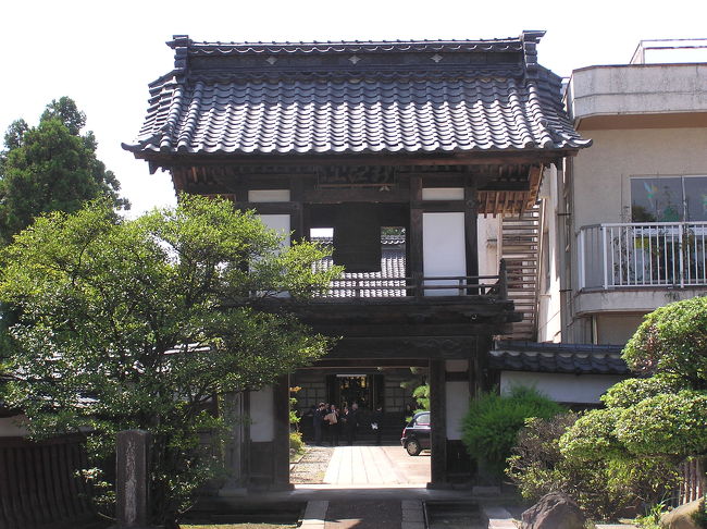 　新潟県新発田市中央町にある託明寺は真宗大谷派（東本願寺）のお寺で新江山託明寺という。山号や創建、寺の縁起、親鸞聖人との関連もWebにはなかった。山門前に「親鸞聖人御旧蹟」石碑が建ち、親鸞聖人旧跡地の寺であることがわかるが、親鸞聖人の事蹟は分からなかった。19世紀であれば、親鸞聖人旧跡地巡りではこの託明寺をお参りしたようだが、最近では寄る人もいないようだ。檀家が訪れるだけのようだ。<br />　秀勝公の父君溝口勝政公の菩提寺であり、新発田藩歴代藩主肖像画（13枚）のうち何点かあるとされるが、初代藩主の父君溝口勝政公の肖像画もあってもおかしくはない。ただし、享保4年 （1719年）, 託明寺境内より出火し、新発田城の二の丸及び三の丸が類焼した火事（通称与茂七加治）の火元であるから、そのときに持ち出せたであろうか。<br />　山門は鐘楼を兼ねた楼門型山門で、その横に東幼稚園の建物が迫っている。託明寺では最近本堂を改築して新しくなった。Yahooのゼンリン地図と写真とでは建物の位置が異なるのはどうしたことか。写真で見ると本堂改築以前から山門の前に本堂がある。また、新築された本堂前の石畳と山門前の石畳が異なるのは、寺名を取り違えているのかも知れない。<br />(表紙写真は託明寺山門）