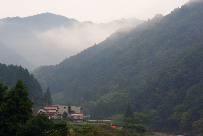 「出雲神話」とは・・・<br />奈良時代の７１２年に完成した歴史物語の古事記、７２０年に出来上がった日本最初の歴史書の日本書紀、朝廷の命により編さんされ７３３年に完成した出雲風土記・・・それらに登場し出雲地方を舞台に神々が活躍する物語です。<br />その「夢舞台」を出雲観光協会が主催する「出雲のかたりべ」養成講座のメンバー約４０人と２台のマイクロバスに分乗して巡りました。<br />当日は生憎の雨模様でしたが八雲立つ出雲にふさわしい天気かもしれません。<br /><br /><br />「夢舞台」のコース：出雲神話で語られる〜ヤマタノオロチ伝承地、出雲国庁跡、意宇の杜、黄泉比良坂、揖夜神社〜<br />