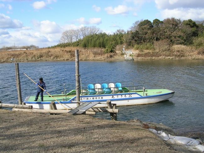 楽しい乗り物シリーズ、<br /><br />今回は、豊橋市の「牛川の渡し」をご紹介します。<br /><br />京都の実家へ帰省のついでに、立ち寄ってみました。 <br /><br /><br />★楽しい乗り物シリーズ<br /><br />ＳＬニセコ号＆美深トロッコ(北海道)<br />http://4travel.jp/travelogue/10588129<br />富士登山電車(山梨)<br />http://4travel.jp/travelogue/10418489<br />旭山動物園号（北海道）<br />http://4travel.jp/travelogue/10431501<br />カシオペア(北海道)<br />http://4travel.jp/travelogue/10578381<br />おおぼけトロッコ号(徳島)<br />http://4travel.jp/travelogue/10590175<br />ＳＬ会津只見号（福島）<br />http://4travel.jp/travelogue/10561966<br />トロッコ列車「シェルパ君」（群馬）<br />http://4travel.jp/travelogue/10521246　　<br />つばめ＆はやとの風＆しんぺい（鹿児島＆熊本）<br />http://4travel.jp/travelogue/10577148<br />牛川の渡し（愛知）<br />http://4travel.jp/travelogue/10519148<br />ＤＭＶ（デュアル・モード・ビークル）（北海道）<br />http://4travel.jp/travelogue/10462428<br />ツインライナー＆浦賀渡し船（神奈川）<br />http://4travel.jp/travelogue/10514989<br />リンガーベル＆我入道の渡し（静岡）<br />http://4travel.jp/travelogue/10519012<br />ＪＲ西日本「鬼太郎列車」（鳥取）<br />http://4travel.jp/travelogue/10439595<br />奥出雲おろち号(島根)<br />http://4travel.jp/travelogue/10595300<br />富良野・美瑛ノロッコ号(北海道)<br />http://4travel.jp/travelogue/10613668<br />岡山電気軌道「たま電車」（岡山）　<br />http://4travel.jp/travelogue/10416889<br />小田急ロマンスカー「サルーン席」（神奈川）<br />http://4travel.jp/traveler/satorumo/album/10448952/<br />お座敷列車「桃源郷パノラマ」号（山梨）<br />http://4travel.jp/traveler/satorumo/album/10447711/<br />「お座敷うつくしま浜街道」号（茨城）<br />http://4travel.jp/traveler/satorumo/album/10435948/<br />小堀の渡し（茨城）<br />http://4travel.jp/traveler/satorumo/album/10425647/<br />こうや花鉄道「天空」（和歌山）<br />http://4travel.jp/traveler/satorumo/album/10427331/<br />たま電車＆おもちゃ電車＆いちご電車（和歌山）<br />http://4travel.jp/traveler/satorumo/album/10428754/<br />「世界一長い」モノレール（徳島）<br />http://4travel.jp/traveler/satorumo/album/10450801/<br />そよ風トレイン117（愛知・静岡）<br />http://4travel.jp/traveler/satorumo/album/10492138/<br />リゾートビューふるさと（長野）<br />http://4travel.jp/traveler/satorumo/album/10515819/<br />ＳＬひとよし＆ＫＵＭＡ＆いさぶろう（熊本）<br />http://4travel.jp/traveler/satorumo/album/10421906/<br />みすゞ潮彩号（山口）<br />http://4travel.jp/traveler/satorumo/album/10450814/<br />ボンネットバスで行く小樽歴史浪漫（北海道）<br />http://4travel.jp/traveler/satorumo/album/10432575/<br />いわて・平泉文化遺産号（岩手）<br />http://4travel.jp/traveler/satorumo/album/10590418/<br />お座敷列車・平泉文化遺産号（宮城）<br />http://4travel.jp/traveler/satorumo/album/10594639/<br />京とれいん（京都）<br />http://4travel.jp/traveler/satorumo/album/10604151/<br />かしてつバス（茨城）<br />http://4travel.jp/traveler/satorumo/album/10607951/<br />コスモス祭りに走る“松山人車軌道”(宮城)<br />http://4travel.jp/traveler/satorumo/album/10619155/<br />ＪＲ石巻線＆仙石線（宮城）<br />http://4travel.jp/traveler/satorumo/album/10610832/<br />リゾートやまどり(群馬)<br />http://4travel.jp/traveler/satorumo/album/10624619/ <br />海幸山幸（宮崎）<br />http://4travel.jp/traveler/satorumo/album/10626438/<br />指宿のたまて箱（鹿児島）<br />http://4travel.jp/traveler/satorumo/album/10628464/<br />Ａ列車で行こう（熊本）<br />http://4travel.jp/traveler/satorumo/album/10631554/<br />あそぼーい!（熊本)<br />http://4travel.jp/traveler/satorumo/album/10634616/<br />さくらんぼ風っこ(山形)<br />http://4travel.jp/traveler/satorumo/album/10692556/<br />尾瀬夜行23:55（福島)<br />http://4travel.jp/traveler/satorumo/album/10702090/<br />ジパング平泉(岩手)<br />http://4travel.jp/traveler/satorumo/album/10710506<br />かき鍋クルーズ(宮城)<br />http://4travel.jp/traveler/satorumo/album/10752892/<br />JR気仙沼線　“BRT”(宮城)<br />http://4travel.jp/traveler/satorumo/album/10760789/<br />ポケモントレイン気仙沼(岩手＆宮城)<br />http://4travel.jp/traveler/satorumo/album/10763358/<br />南海電鉄「ラピート」（大阪）<br />http://4travel.jp/traveler/satorumo/album/10800370 <br />京阪電鉄「京阪特急」（京都）<br />http://4travel.jp/traveler/satorumo/album/10800884/<br />近畿日本鉄道「ビスタカー」（京都＆奈良）<br />http://4travel.jp/traveler/satorumo/album/10802318<br />近畿日本鉄道「しまかぜ」（大阪＆奈良）<br />http://4travel.jp/travelogue/10803761<br />近畿日本鉄道「伊勢志摩ライナー」（奈良＆京都） <br />http://4travel.jp/traveler/satorumo/album/10806901/<br />土佐くろしお鉄道「ごめん・なはり線 展望デッキ車両」（高知）<br />http://4travel.jp/traveler/satorumo/album/10813201<br />ＪＲ四国　「海洋堂ホビートレイン」（高知）<br />http://4travel.jp/traveler/satorumo/album/10814054/<br />湯西川ダックツアー（栃木）<br />http://4travel.jp/traveler/satorumo/album/10816706/<br />東武鉄道「スカイツリートレイン南会津号」（栃木＆埼玉＆東京）<br />http://4travel.jp/traveler/satorumo/album/10819869/<br />東武鉄道「スペーシア」（東京＆栃木）<br />http://4travel.jp/traveler/satorumo/album/10820730/ <br />肥薩おれんじ鉄道　「おれんじ食堂」（熊本＆鹿児島）<br />http://4travel.jp/traveler/satorumo/album/10827593<br />ＪＲ東日本「ＳＬ銀河」（岩手）<br />http://4travel.jp/travelogue/10893431<br />三陸鉄道「南リアス線」（岩手）<br />http://4travel.jp/travelogue/10895080<br />ＪＲ東日本「NO.DO.KA」(新潟)<br />http://4travel.jp/travelogue/10904325<br />ＪＲ東日本「越乃Shu*Kura」（新潟）<br />http://4travel.jp/travelogue/10906874<br />ＪＲ東日本「ＳＬばんえつ物語」(新潟＆福島)<br />http://4travel.jp/travelogue/10909105<br />わたらせ渓谷鐵道「トロッコわたらせ渓谷号」（群馬）<br />http://4travel.jp/travelogue/10653503<br />ＪＲ北海道「流氷ノロッコ号＆ＳＬ冬の湿原号」（北海道）<br />http://4travel.jp/travelogue/10636606<br />ボンネットバス「函館浪漫号」 (北海道)<br />http://4travel.jp/travelogue/10439020<br />ＳＬ函館大沼号＆定期観光バス「ハイカラ號」(北海道)<br />http://4travel.jp/travelogue/10461438<br />ＪＲ大船渡線　“BRT”(岩手＆宮城)　　　　<br />http://4travel.jp/travelogue/10896079<br />ＪＲ東日本「きらきらうえつ」（山形＆秋田）<br />http://4travel.jp/travelogue/10939550<br />伊豆急行「リゾート２１」（静岡）<br />http://4travel.jp/travelogue/10946692<br />ＪＲ東日本「リゾートみのり」(宮城＆山形)<br />http://4travel.jp/travelogue/10973345<br />ＪＲ東日本「とれいゆつばさ」(山形)<br />http://4travel.jp/travelogue/10977124<br />富士急行「フジサン特急」(山梨)<br />http://4travel.jp/travelogue/10979453<br />ＪＲ西日本「トワイライトエクスプレス」(北海道＆新潟)<br />http://4travel.jp/travelogue/10982824<br />富山地方鉄道「レトロ電車」(富山)<br />http://4travel.jp/travelogue/10983819<br />しなの鉄道「ろくもん」（長野）<br />http://4travel.jp/travelogue/10991507<br />北近畿タンゴ鉄道(京都丹後鉄道)「丹後あかまつ号」（京都＆兵庫）<br />http://4travel.jp/travelogue/10997325<br />富山地方鉄道「アルプスエキスプレス」(富山）<br />http://4travel.jp/travelogue/10999061<br />近畿日本鉄道「つどい」(三重)<br />http://4travel.jp/travelogue/11001558<br />大井川鐵道「南アルプスあぷとライン＆ＳＬかわね路号」(静岡)<br />http://4travel.jp/travelogue/11019512<br />ひたちＢＲＴ(茨城)<br />http://4travel.jp/travelogue/11025954<br />八幡平ボンネットバス（岩手）<br />http://4travel.jp/travelogue/11039600<br />ＪＲ四国「伊予灘ものがたり」（愛媛）<br />http://4travel.jp/travelogue/11041778<br />ＪＲ四国「鉄道ホビートレイン」（愛媛＆高知）<br />http://4travel.jp/travelogue/11043511　　<br />高千穂あまてらす鉄道(宮崎)<br />http://4travel.jp/travelogue/11049626<br />くま川鉄道「田園シンフォニー」(熊本)<br />http://4travel.jp/travelogue/11052103<br />西日本鉄道「旅人」(福岡)<br />http://4travel.jp/travelogue/11053772<br />JR北海道＆東日本「夜行急行列車はまなす」(北海道)<br />http://4travel.jp/travelogue/11073488<br />JR東日本「おいこっと」（長野)<br />http://4travel.jp/travelogue/11076547<br />のと鉄道　「のと里山里海号」（石川)<br />http://4travel.jp/travelogue/11100480<br />JR西日本　「花嫁のれん」(石川)<br />http://4travel.jp/travelogue/11100917<br />JR西日本　「ベル・モンターニュ・エ・メール(べるもんた)」(富山)<br />http://4travel.jp/travelogue/11102039<br />えちぜん鉄道　「きょうりゅう電車」(福井）<br />http://4travel.jp/travelogue/11103005<br />鹿児島県十島村　「フェリーとしま」(鹿児島)<br />http://4travel.jp/travelogue/11106970<br />津軽鉄道　「ストーブ列車」(青森)<br />http://4travel.jp/travelogue/11122704<br />ＪＲ西日本「サンライズ出雲」(岡山＆鳥取)<br />http://4travel.jp/travelogue/11123534<br />鹿児島市交通局「観光レトロ電車“かごでん”」（鹿児島）<br />http://4travel.jp/travelogue/11130204<br />小湊鉄道「里山トロッコ」（千葉）<br />http://4travel.jp/travelogue/11141517<br />南海電鉄「めでたいでんしゃ＆サザン」　（和歌山)<br />http://4travel.jp/travelogue/11155813<br />富士急行「富士山ビュー特急」(山梨)<br />http://4travel.jp/travelogue/11160680<br />JR東日本「現美新幹線」　(新潟)<br />http://4travel.jp/travelogue/11160683<br />JR東日本「フルーティアふくしま」(福島)<br />http://4travel.jp/travelogue/11160686<br />JR東日本「伊豆クレイル」(神奈川)<br />http://4travel.jp/travelogue/11167399<br />JR西日本「La Malle de Bois（ラ・マル・ド・ボァ）」 （岡山）<br />http://4travel.jp/travelogue/11167407