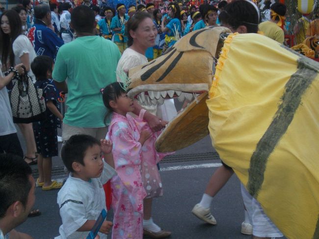 　去年に続いて今年も八戸の三社祭を見に行ってきました。<br /><br />　よ〜いしょ〜よ〜いしょ〜！<br /><br />　よ〜いしょ〜よ〜いしょ〜！<br /><br />　もひとつおまけに、よ〜いしょ〜！