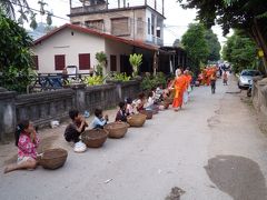 ラオス旅行（７）　ルアンパバーン　托鉢ストーキング ～ プーシー ～ タラート・ポーシー