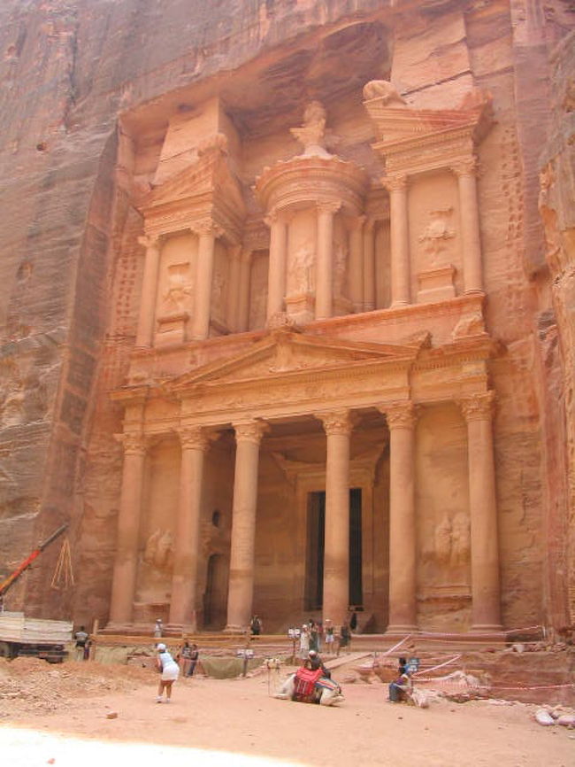 ドバイ経由でアンマンに到着してペトラへ向かいました。<br />灼熱のペトラを歩きまわって遺跡を満喫してきました。<br />帰りはそのままアカバ港へ。紅海を船で横断してエジプトに入りダハブからカイロアウトしました。<br />中東見所は遺跡とバザールとモスクのアザーンの響き。<br />大好きです。