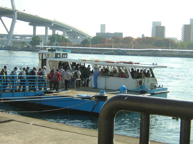 大阪府歩け歩け協会さんのイベントに参加してきました。<br />大阪市内を流れる、安治川、尻無川、木津川を渡る船が運航されています<br />大阪に居ながら、初めて乗りました！<br />ＵＳＪ近くの桜島駅をスタートし、渡船を乗り継ぎながら歩きます。<br />渡船は今回３箇所乗りました<br />対岸に行くだけですので、あっという間の時間ですが、お天気もよく、最高な気分でした！<br />そして天保山（４．５ｍ）、グリーンヒルズ（１５ｍ）、昭和山（３３ｍ）、聖天山（１４ｍ）を巡ってきました<br />