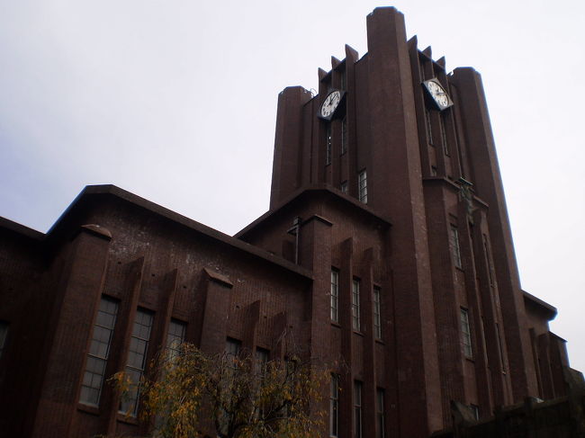 さてさて、今年もこの季節♪のんびり心地よい空気の中、散策しました。東京大学本郷校舎。昨年分もUPしていましたが、まあ今週か来週あたりが一番ベストかと・・・。<br /><br />しかし!今年は色づくのが遅いせいもあり、ちょっとまだ青かったです。来週がピークか?<br /><br />今日はさまざまな行事があっていました。オープンキャンパスでのキャンパスツアーやOBらの行事など。<br />年配者と高校生らが入り混じった東大でしたが、相変わらずキャンパス内は、鳥のさえずりとここち良い風と空気。落ち葉の音など見所満載でした。