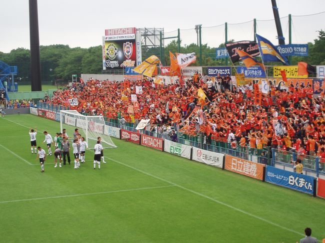 日立柏サッカー場へサッカー観戦に行きました。<br /><br />柏駅から住宅街を散歩しながら楽しく到着。<br /><br />帰りはみんな一斉に駅に向かって帰りました。<br /><br />試合はどっちが勝ったかな？忘れた…。<br /><br />清水エスパルスに近い側の席で応援してました。<br /><br />こじんまりとした競技場ですが、ピッチに近く迫力がありました。