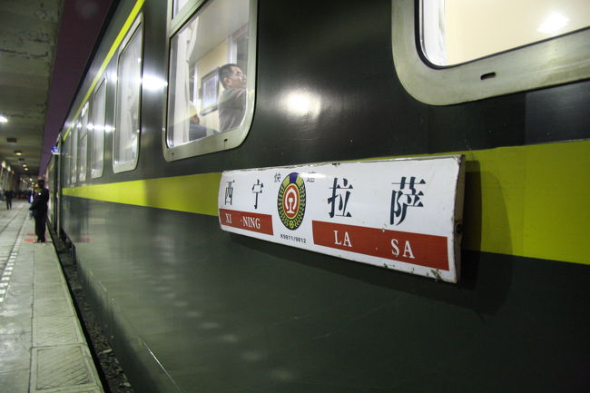 2006年に青海省からチベット自治区のラサまで開通した高山鉄道。<br /><br />NHKのスペシャルを見ては、自分が乗車しているところを想像し、いつかいつかと思ってやっと、開通から4年後!列車チケットをゲット!<br /><br />この高山鉄道の最高地点はタンラ峠の5072m!<br /><br />普通なら高山病でクラクラする高所ではあるが、列車の中は気圧と酸素が調整されていて快適そのもの!<br /><br />天空に一番近いところを列車に乗り1泊2日かけて贅沢に車窓を眺めながらチベットのラサに向かう。<br /><br />全体の旅行記は西寧〜チベット〜成都はこちら↓<br />http://yukinnko21.blog17.fc2.com/blog-category-24.html