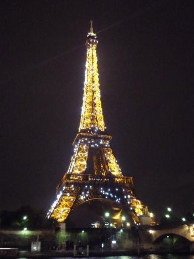 パリに6泊8日で行ってきました。<br />毎日雨という残念なお天気でしたが、傘とガイドブック片手にパリ市内と日帰りモン・サン・ミッシェルを満喫してきました。