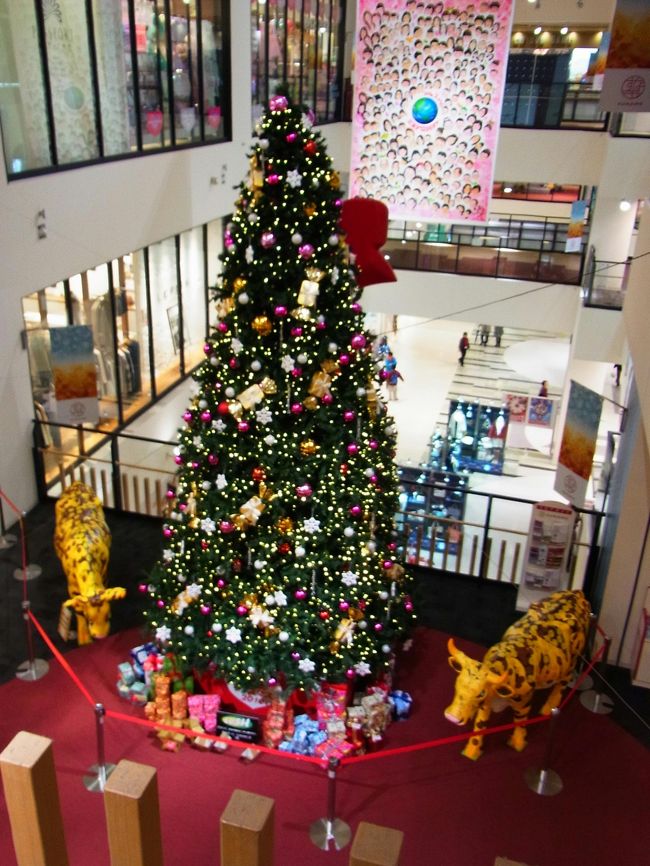 今回は　東京江東区新砂にある　　イオンショッピングセンター内　スナモに作られたクリスマスツリーです。