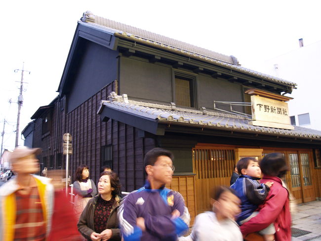 　栃木県栃木市は栃木駅前から続く大通りが左に少し折れると、例幣使街道沿いの古くからの商店街となり、黒塗りの重厚な見世蔵や、白壁の土蔵群が多く残り、蔵の町大通りの町並みが現れる。こうした建物群はようやく国の有形登録文化財になりつつある。また、近年建てられた建物もこうした町並みの景観に気を遣ったものにも見える。しかし、まだ国の重要伝統的建造物群保存地区には選定されてはいない。栃木の町並みは、巴波川（うずまがわ）沿いの町並みと蔵の町大通りの町並みを合わせて、国の重要伝統的建造物群保存地区に選定されて良いと思える景観を残している。<br />　江戸の下町浅草やスカイツリーと世界遺産日光との間にある小江戸の町並みとしてもっと注目されても良いと思う。浅草から東武鉄道の特急に乗って1時間15分程度にある街なのに、東京からとても遠いように思われている。栃木駅から東武日光駅までは特急でおよそ45分、鬼怒川温泉までは1時間弱と、こうした観光地や温泉との中間地点に近い場所に位置している。<br />　秋には栃木秋まつりが行われる。昔は6年置きであったが、それが5年毎になり、最近では隔年行われるようになった。栃木の街に多くの人々が訪れてより活気が出れば、毎年の開催も可能となろう。そうなればもっと行きたくなる街になるであろう。<br />（表紙写真は栃木・蔵の町大通りの町並みにある下野新聞社栃木支局前）