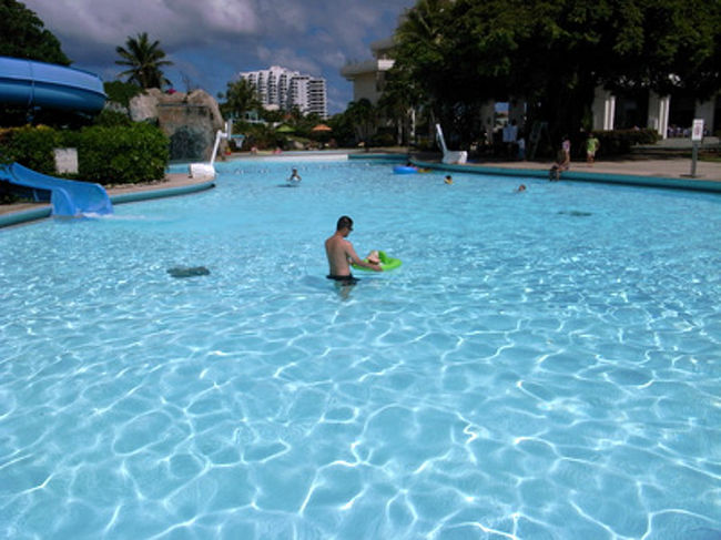 旦那サマのマイレージがたまっていたので<br />ポイントを使って急遽グアム旅行に行ってきました♪<br />チケット代は無料（ベビーちゃんは７０００円くらい）<br />でしたが燃料費が２人で６００００円近くかかりびっくり！！！<br />振り返ってみれば結局、たくさんお金かかっちゃいました。<br />これからゆっくり旅行記をアップしていきたいと思います。<br /><br />まずは、ホテル選びから。<br />出産前は何度か行ったことのあるグアム。<br />今回はベビちゃんも一緒なので<br />□客室、プールがキレイ（新しい、もしくはリノベーション後のところ）<br />□ぐずって外出できないかもしれないから部屋、ホテル内で楽しめるところ<br />□ホテルのレストランが美味しい<br />□ホテルの目の前が海<br />という条件のもとネットを使って調べまくりました。<br />詳細はこちらです<br />http://hina0303.cocolog-nifty.com/blog/2008/11/2008part1-46a0.html