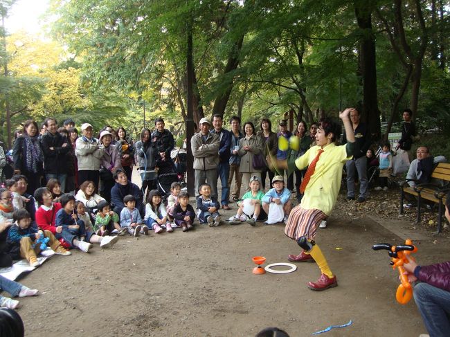 井の頭恩賜公園は都民の憩いの場所となっている。今回は池の廻りや井の頭自然文化園の分園の水生物園をのんびりと散策した。<br />昔井の頭公園の近くに住んで居たので懐かしい場所です。よく池の橋を渡って吉祥寺までお出かけしたものです。<br />久しぶりに紅葉に誘われて訪れました。<br />今日は人出も多く池にはボートに乗って紅葉を楽しむ家族連れで賑わっていました。<br />また吉祥寺のお気に入りのお店での買い物も楽しみました。<br />