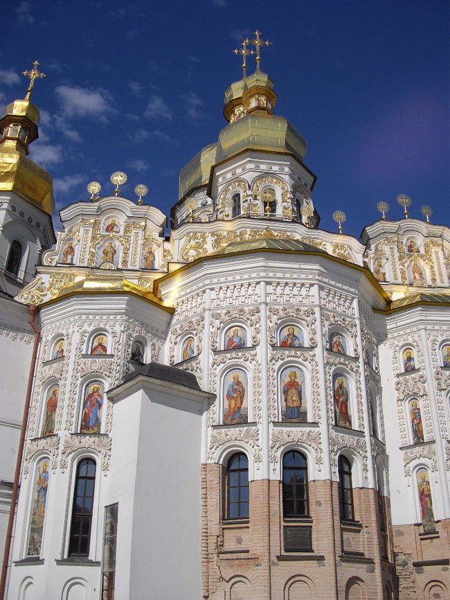 １００年以上の歴史を持つウクライナ・・・<br />ロシア一辺倒な政策を止め、独自の道を歩み始め、<br />９０日以内の滞在にはビザも不必要になった。<br /><br />キエフのあちこちには、おとぎの国のお城みたいな教会が建っていた。<br />街は『祈りの町』・・・<br /><br />本当に素晴らしい教会群でした。