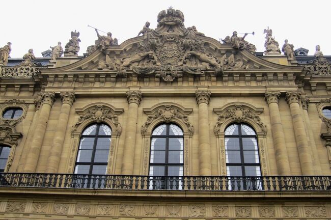 ドイツの世界遺産の一つ、大司教の宮殿であるレジデンツの紹介です。画家のティエポロが描いた、世界最大のフレスコ画などで有名な建物内部の撮影は、残念ながら禁止されていました。こちらは、補遺の絵葉書で紹介します。