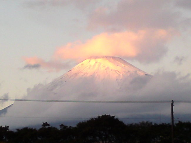 今週に入り<br />時折降る雨の影響で<br />富士山に本格的な冬到来です！<br />今日午後の雷雨で<br />更に雪深くなりました。