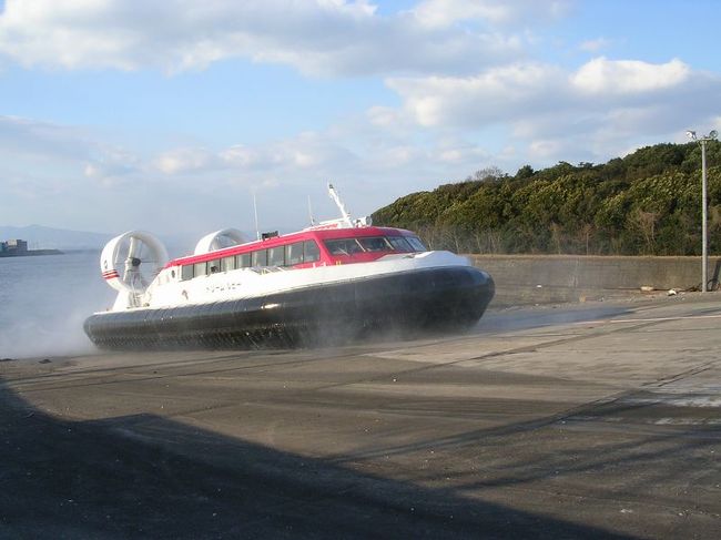 特徴ある乗り物に乗るのが趣味といえば趣味の私ですが、<br /><br />2007年2月、仕事で九州を訪れたついでに、<br /><br />ホーバークラフトなる乗り物を体験してみました。<br /><br />九重夢大吊橋など「ベタ」な観光地もついでに巡った、<br /><br />「仕事ついで旅」をご紹介します。<br /><br /><br />★「今は亡き」シリーズ<br /><br />元祖トロッコ列車「清涼しまんと号」(高知)　　<br />http://4travel.jp/travelogue/10578328<br />変な駅名「福井鉄道 福井新＆武生新」(福井)<br />http://4travel.jp/traveler/satorumo/album/10416028/<br />寝台列車「北陸」（石川)<br />http://4travel.jp/traveler/satorumo/album/10425377/<br />日本一長い駅名「ルイス・C.ティファニー庭園美術館駅」（島根)<br />http://4travel.jp/traveler/satorumo/album/10520280/<br />大分ホーバークラフト（大分)<br />http://4travel.jp/traveler/satorumo/album/10521685/<br />チンチンバス(京都)<br />http://4travel.jp/traveler/satorumo/album/10528694/<br />島原鉄道「観光トロッコ列車」（長崎)<br />http://4travel.jp/traveler/satorumo/album/10534130<br />ＪＲ九州「あそ1962」（熊本)<br />http://4travel.jp/traveler/satorumo/album/10521975/<br />ＪＲ九州「ゆふＤＸ」（大分)<br />http://4travel.jp/traveler/satorumo/album/10557938/<br />グリュック王国（北海道)<br />http://4travel.jp/traveler/satorumo/album/10568982<br />カナディアンワールド（北海道)<br />http://4travel.jp/travelogue/10569427<br />ファンタジードーム(北海道)<br />http://4travel.jp/travelogue/10569782<br />ルネスかなざわ（石川)<br />http://4travel.jp/traveler/satorumo/album/10578273/<br />アリバシティ神戸（兵庫)<br />http://4travel.jp/traveler/satorumo/album/10595994/<br />長良川鉄道トロッコ列車（岐阜)<br />http://4travel.jp/traveler/satorumo/album/10620569/<br />ウエスタン村(栃木)<br />http://4travel.jp/traveler/satorumo/album/10578347/<br />倉敷チボリ公園(岡山)<br />http://4travel.jp/traveler/satorumo/album/10627690<br />「グランドひかり」の食堂車<br />http://4travel.jp/traveler/satorumo/album/10637317/<br />リーガアクアガーデン＆レオマワールド（愛媛＆香川)<br />http://4travel.jp/traveler/satorumo/album/10658665/<br />利尻・お座敷車＆サロベツトロッコ号（北海道)<br />http://4travel.jp/travelogue/10583272<br />TORO-Q列車（大分)<br />http://4travel.jp/traveler/satorumo/album/10644889/<br />きのくにシーサイド（和歌山）<br />http://4travel.jp/traveler/satorumo/album/10667160/<br />天竜浜名湖鉄道「トロッコそよかぜ」(静岡）<br />http://4travel.jp/travelogue/10671012<br />原生花園スタンディングトレイン（北海道)<br />http://4travel.jp/travelogue/10534497<br />シーボルト号＆九州グリーン豪遊券（長崎)<br />http://4travel.jp/travelogue/10587841<br />瀬戸内おさんぽ号＆下関ふくフク号（広島＆山口)<br />http://4travel.jp/travelogue/10560785<br />赤川仮橋(大阪）<br />http://4travel.jp/travelogue/10465150<br />新緑山寺御開帳号（宮城＆山形）<br />http://4travel.jp/traveler/satorumo/album/10783633/<br />ＪＲ北海道「ＤＭＶ（デュアル・モード・ビークル）」(北海道)<br />http://4travel.jp/travelogue/10462428　　　<br />JR東日本「レトロ奥久慈号」(茨城)<br />http://4travel.jp/travelogue/10521494<br />JR東日本「いわて・平泉文化遺産号」(岩手)　<br />http://4travel.jp/travelogue/10590418<br />珈琲園ぶらじる(東京)<br />http://4travel.jp/travelogue/10683513<br />JR西日本「トワイライトエクスプレス」(北海道＆新潟)<br />http://4travel.jp/travelogue/10982824<br />JR東日本&amp;北海道「北斗星」<br />http://4travel.jp/travelogue/10431439<br />JR東海「そよ風トレイン１１７」(愛知＆静岡)<br />http://4travel.jp/travelogue/10492138<br />あくねツーリングSTAYtion(鹿児島)<br />http://4travel.jp/travelogue/10827924<br />PPAP CAFE　(東京)<br />http://4travel.jp/travelogue/11200572<br />