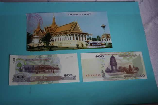 この記事は自分の旅の記録目的で作成しています。<br />旅行時期は、2009年12月ですから、最新情報ではありませんので、ご容赦ください。<br /><br />中国に旅して、海外旅行に少し度胸がついたつもりになって、もっと遠くに行きたくて、カンボジアに行くことにしました。<br />カンボジアは鎖国時代の負の遺産を背負っており、訪問するにしても、負の遺産に触れないわけにもいかず、複雑な心境で現在の姿を見に行きました。<br />タイ航空利用で、バンコク乗り継ぎの旅でしたが、最初は不安で心細いものでした。<br />しかし、カンボジアの人たちはとても親切で、安心して街歩きができました。<br /><br />写真は博物館の入場券と通貨(リエル)です。