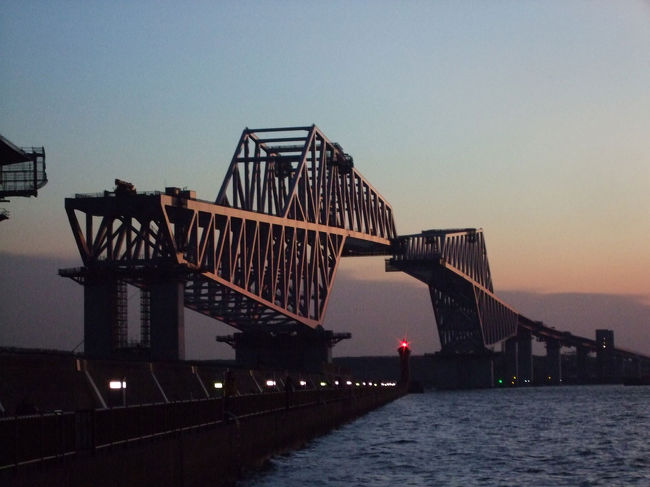 車に自転車を載せて東京へ。<br />第一の目的は、東京港臨海大橋が前回行った０９月２０日から約２ヶ月経過してどのくらい変わったか(工事が進行したか)を、確認すること。<br />第二の目的は、都内を自転車で走ること。今回は荒川を川沿いに走ってみようと計画しました。<br /><br />今回は、上記の第二の目的のために荒川を移動してかなり走りました。<br />暗くなってきました。車を止めた駐車場に戻る前に夕日を撮ろうと東京港臨海大橋に…。<br /><br />★前回自転車で東京港臨海大橋を見物したときの旅行記<br />・自転車でウロウロ…建設中のスカイツリー&amp;東京港臨海大橋を見物してきました③<br />http://4travel.jp/traveler/t11064/album/10504594/ <br /><br />