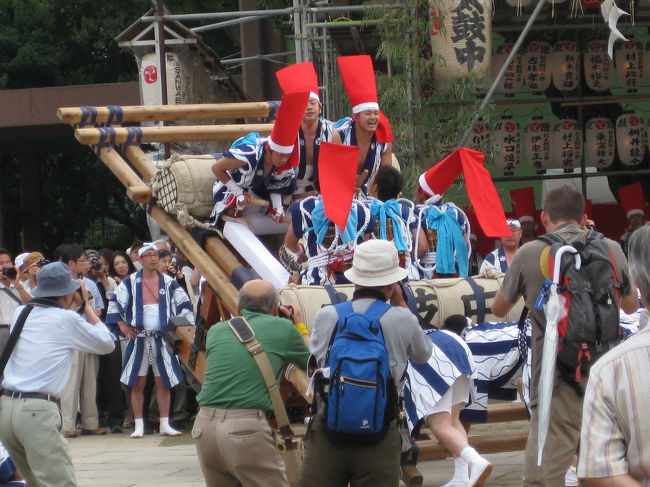 大阪三大祭の一つ「生玉さんの夏祭り」で、孫が太鼓をたたくので見物に出掛けて来ました。<br />因みに三大祭の残り二つは「天神祭り」（これは有名ですね）と「住吉祭り」ですが、調べてみると「生玉さんの夏祭り」の代わりに「愛染祭り」を入れる事も有るようです。<br />生玉さんは天王寺区に有り、駅から歩いて１０分位です。最寄の駅は地下鉄谷町線の「谷町九丁目駅」です。<br />祭りは神輿、太鼓を各地区で引いて回った後、生玉さんに集まり大太鼓の乗った神輿を横倒しにしたり、本殿の石段にぶつけたりしながらクライマックスに向かいます。