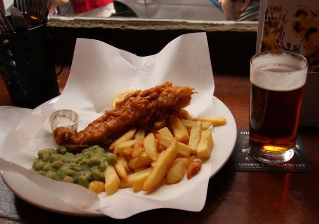 大英博物館前のパブのフィッシュ＆チップス　2010.10.29<br />Fish &amp; Tips in a Pub near British Museum<br /><br />はじめに<br />毎年１回出かけている海外旅行は一人旅の撮影旅行が多いのですが、今年は3年ぶりに家族で行くことになりました。行き先は家族の希望にしたがって、ヴィクトリア・アルバータ博物館見学とアフタヌーン・ティーを楽しむためにロンドンと、初めてのルーブル美術館見学にパリです。<br /><br />2010年10月29日（金）<br />ロンドンの2日目はイギリスの秋の気配が感じられる（と期待して）ロンドン郊外のキューガーデン（1759年に設立された王立植物園）を訪れました。<br />2003年9月以来２度目です。<br />花の時期は過ぎていましたが、花に劣らぬ美しい黄葉を見ることができて、十分満足できました。<br />雨を心配したほどの曇り空でしたが、コントラストが強すぎず写真の発色は思った以上に良かったです。<br />クリスマスの飾りによく用いられるセイヨウヒイラギ（クリスマス・ホリー）の真っ赤な実がたわわに付いた枝が見事で印象的でした。<br /><br />ロンドン市内に戻ってランチに名物のフィッシュ＆チップスを食べ、大英博物館をちょこっと見学しました。あとは買物です。<br /><br />撮影　CANON EOS 40D EF-S 17/85 IS USM yamada423<br />現地の日の出・日没時刻はこのクチコミ記事で簡単に調べられます。<br />http://4travel.jp/overseas/area/europe/france/mont_st_michael/tips/10177076/<br /><br />お気に入りブログ投票（クリック）お願い<br />http://blog.with2.net/link.php?1581210