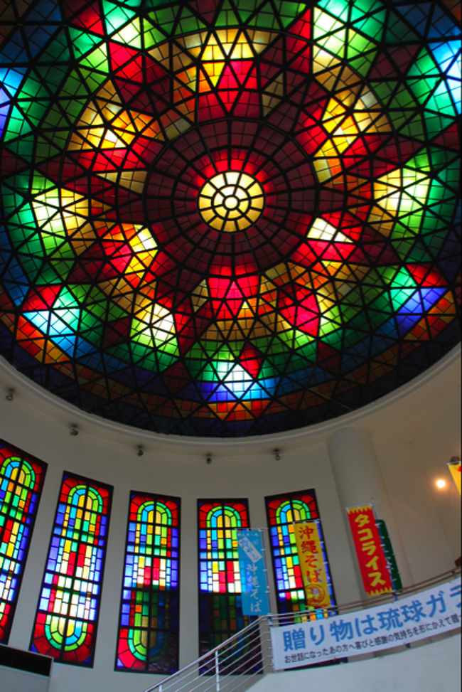 13:00-14:30<br />琉球ガラス工房<br />http://www.ryukyu-glass.co.jp/guide/<br />沖縄県糸満市福地169 <br />打ち合わせ後、コップと皿作りを体験させて頂く。<br />敷地内のお土産屋で、Tシャツなどお土産を購入。<br />海人Tシャツも家族分購入。<br />サンエーに行き、カリユシと琉球柄のアロハを購入<br />15:30-昼食<br />真栄里食堂 既に準備中だったが空けてくれる。ありがとう。<br />沖縄そばと硬(くふぁ)ジューシー、もずくとコーヒーが付いて500円。<br />16:20-17:15<br />「ひめゆり平和祈念資料館」<br />http://www.himeyuri.or.jp/<br />僕は2回目だったが、キングとチャイは初めてで、食い入るように見学していた。<br />やっぱり胸が切なくなる。館内写真撮影は禁止。<br />移動して、17:30-『ガンガラーの谷』へ<br />http://www.gangala.com/<br />前日までの予約ツアーしか無いので入り口のカフェしか見れなかったが<br />次回は1時間20分のツアーに絶対参加したい。急いで移動。<br />18:00 - ★ 平和祈年公園<br />沖縄県糸満市字摩文仁577 番地<br />http://www.peace-museum.pref.okinawa.jp/<br />平和の礎と海を見てR331を北上し<br />19:00 レンタカー返却 <br />空港で『A&W』のハンバーガーを食べる。<br />紅イモタルトを購入。<br />那覇空港(20:20) ⇒ ANA 992便 ⇒ 羽田空港(22:40)<br />台風14号が近づいていて、この日も雨、特に風が強かったが<br />1日ずれたら帰って来られなかった。<br />
