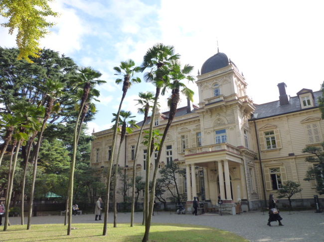 湯島にある旧岩崎邸庭園へ行きました。<br />今、話題の坂本竜馬とのゆかりのある人物の一人、岩崎弥太郎およびその息子たちの豪邸。<br />明治29年に建てられ、建築家はジョサイア・コンドル。<br />当時広大な敷地に２９棟ものあったといわれ、現在はひとつのみ。<br /><br />その白亜の洋館は素晴らしく、明治の華やかな雰囲気を感じ取れます。<br />あのドラマの岩崎、竜馬死後の活躍がこの建物から、よくわかる。<br />色づき始めた広大な庭園と相まって、明治へタイムスリップしたよう。