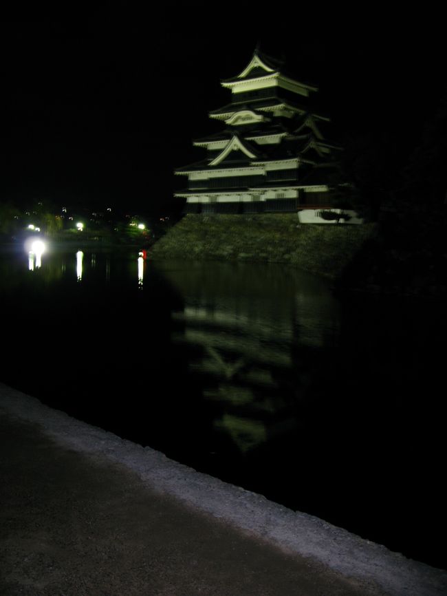 夜１０時。<br />誰も居ない松本城。<br />お堀に反射するお城、独り占めの贅沢。