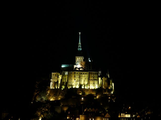 今日は、一度は行ってみたかった憧れの地、モンサンミッシェルへ1泊小旅行です。<br /><br />4日目 2010年11月14日(日)<br />・ホテルを一旦チェックアウトします。<br />・TGVとバスでモン・サン・ミッシェルへ移動。<br />・モン・サン・ミッシェル島内で一泊。<br /><br /><br />モン・サン・ミッシェルのレストランや潮の満引きの情報など<br />http://www.ot-montsaintmichel.com/