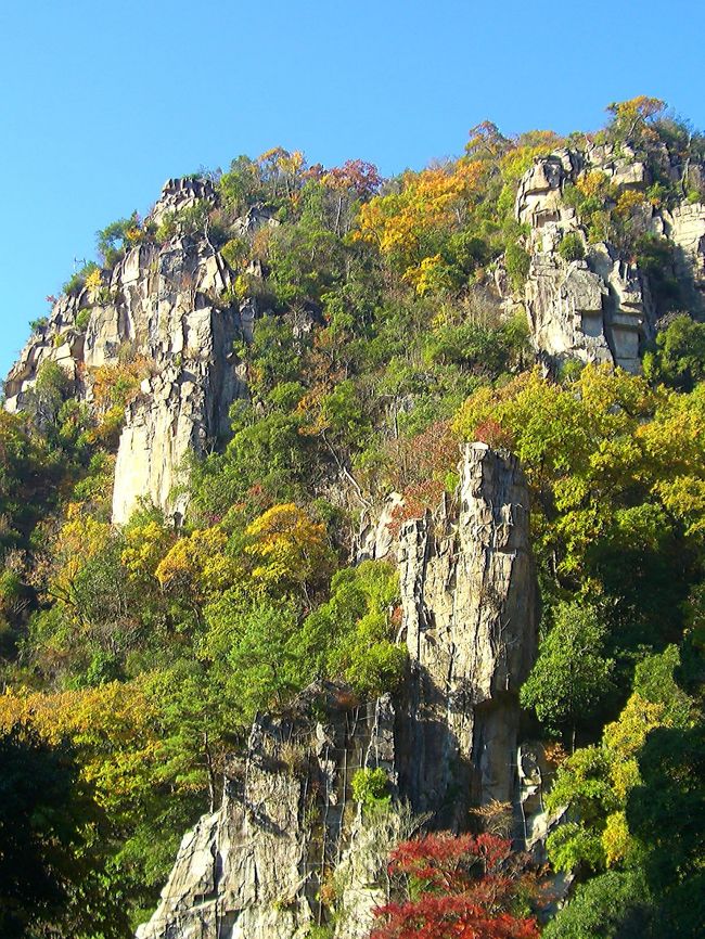 <br />景勝地「豪渓（ごうけい）」は倉敷市の北隣、総社市北端から吉備中央町に至る、高梁川の支流槙谷川の上流に位置する渓谷で国指定（１９２３年）の名勝であり花崗岩の節理に沿って風化、浸食された奇岩、奇峰が続く奇勝地であると同時に県内屈指の紅葉の名所でもあります。<br /><br />岡山市内から通り道になります吉備路界隈の県南部の紅葉の名所と共にその紅葉状況を報告させて頂きます。<br /><br />◆晴れの国　岡山map◆<br />http://waiwai.map.yahoo.co.jp/map?mid=KPuHK1HEmNHv1I_rG3Uk39lKoqiLoPVY7g-- <br />