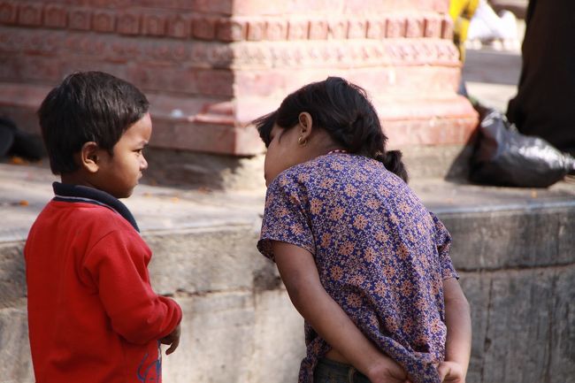 ネパール・インドを訪ねた前回の旅では、<br />数多くの写真を撮りました。<br /><br />その中から子どもと大人に分けて数枚ずつUPしてみました。<br /><br />まずは、<br />政治の貧困からくる混沌とした様子が見え隠れする、<br />そんな子どもたちの現状を紹介します。<br />