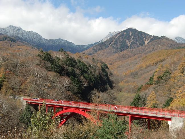 ダイヤモンド八ヶ岳美術館ソサエティに滞在中、天気のいい日には八ヶ岳周辺の紅葉スポットを見て回った。<br />写真:川俣川東沢にかかる赤い橋「東沢橋」<br /><br />私のホームページ『第二の人生を豊かに―ライター舟橋栄二のホームページ―』に旅行記多数あり。<br />http://www.e-funahashi.jp/<br /><br />