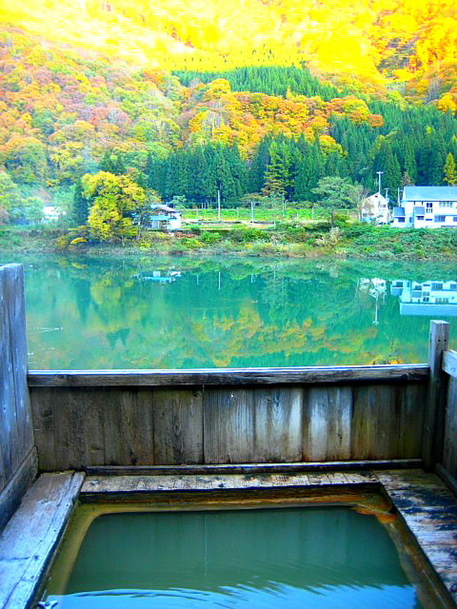 写真は湯倉温泉の一軒宿、鶴亀荘さんの露天風呂から撮りました。このお宿から見る只見川の水面に映る紅葉が神秘的でした。それに料理が絶品です(☆☆☆)<br />アクセスは会津川口駅から只見の方へ向かってクルマで１０分程です。<br />沼田街道（Ｒ２５２）から只見川を挟んだ対岸にあります。多分、この辺は只見観光のクルマが素通りする所です。そんな所に素敵なお宿は隠れているのです(^^)v<br />