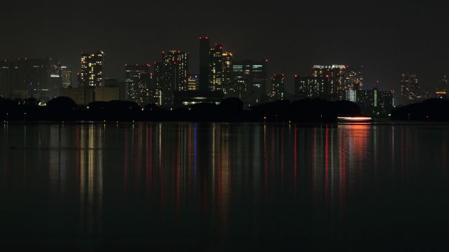 わけあって週末毎週のように湾岸線をバイクで走っている。<br />湾岸線から見る夜景があまりにも綺麗でおもわずよそ見運転をしてしまう。<br />もったいないので遠回りして写真を撮ることにした。