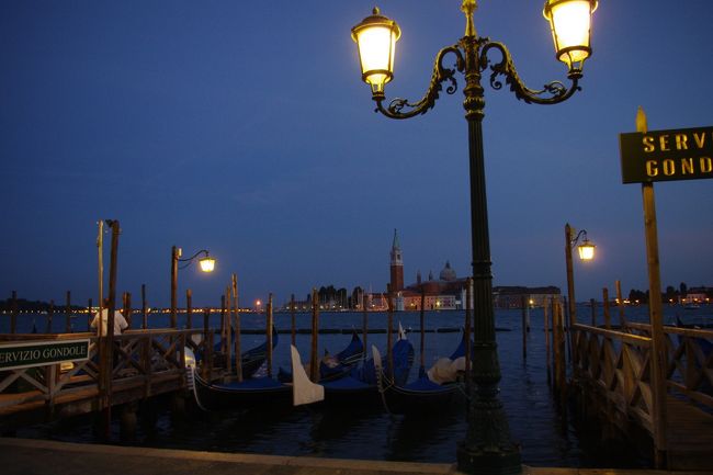 ベネツィア散策の4作目。<br />ベネツィア初日の旅も黄昏時。夕暮れのベネツィアを歩きました。この旅行記では、そういった黄昏時のベネツィアの街並、夕食、ウインドーショッピング、サン・マルコの夜景の写真です。<br />
