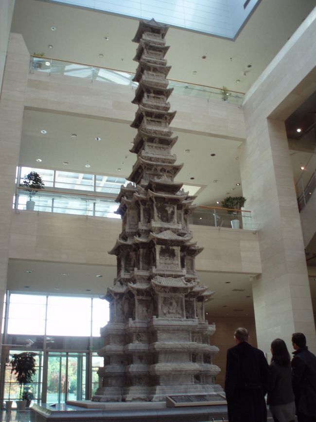 <br />韓国再訪３日目～。<br /><br />ヨン様がもっと皆に訪れて欲しいとおしゃっていた国立中央博物館へ。<br />コスメ巡りも最終日。<br />頑張るわー。<br />