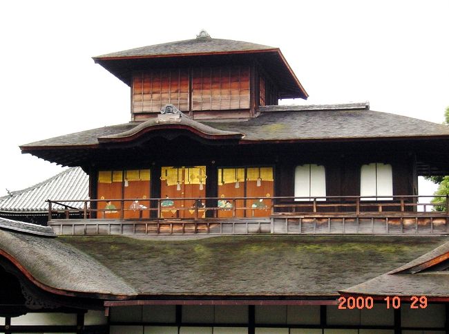 &#10139;西本願寺の国宝飛雲閣は、金閣・銀閣とともに京都三名閣の一つです。2000年10月、西本願寺に参拝の折、飛雲閣を観ることが出来ました。<br />&#10139;飛雲閣<br />&#10139;名所・史跡を訪ねて<br />http://bit.ly/P5za2K<br />&#10139;オススメ動画「京都 三閣」<br />http://bit.ly/ghZPQv