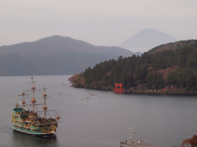 大涌谷、小涌谷付近での紅葉を見た後、元箱根にある成川美術館へ。<br /><br />箱根ロープウェイから富士山が見ることができたので、芦ノ湖週辺で、紅葉と富士山が見られる所を考え、こちらに来館。<br /><br />息子は、大涌谷で冷たい外気に当たっているので、お昼も兼ねて、暖かい館内のティーラウンジ季節風で、芦ノ湖と富士山を眺めながら、ランチとなりました。<br /><br />その後、箱根芦之湯、湯の花温泉付近の紅葉を眺めながら、この日のお宿、うたゆの宿箱根へ向かいました。<br /><br /><br />成川美術館のHPは、こちらです↓<br />http://www.narukawamuseum.co.jp/<br /><br />