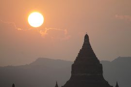 2010/11/11 -07.　バガン　シュエサンドー・パヤーの夕陽　其の二