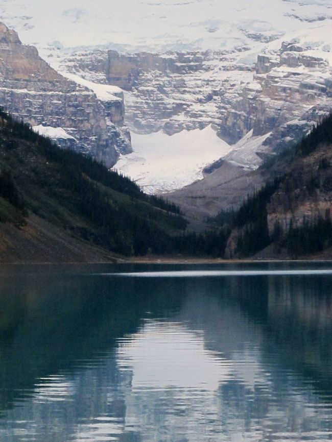 カナダ10　レイクルイーズの湖畔を散策　☆氷河を抱く山並み映して<br /><br />レイク・ルイーズ(Lake Louise)は、カナダアルバータ州のバンフ国立公園内にある湖及びその近くにある小村の名前である。氷河から解け出た水に含まれる岩粉により、湖は独特なエメラルド色をしている。湖周辺ではハイキングや登山の他、スキーを楽しむこともできる。水面の標高は1536m である。<br />レイク・ルイーズの名前は、ヴィクトリア女王の4女でありカナダ総督ジョン・キャンベル夫人であったルイーズ・キャロライン・アルバータに由来している。アルバータ州の名前も彼女に由来している。<br />湖の東岸には、シャトー・レイク・ルイーズというホテルがある。このホテルは AAA と CAA により、4つ星のホテルに格付けされている。このホテルは19世紀末から20世紀初頭にカナダ太平洋鉄道が建設したもので、同じロッキー山中のバンフ・スプリングス・ホテル、ケベックのシャトー・フロンテナック等とともにフェアモント・ホテルズ系列である。いくつかのハイキングコースがこのホテルを出発点にしている。<br />（フリー百科事典『ウィキペディア（Wikipedia）』より引用）<br /><br />レイク ルイーズについては・・<br />http://www.asahi-net.or.jp/~my7k-frkw/lakelouise/index.html<br />http://www.e-maple.net/travel/ab_ll.html<br />ww.rvabanff.com/lakelouise.html<br />http://wadaphoto.jp/kikou/can5.htm<br /><br />秋のカナダ・グランド周遊１０日間<br /><br />９月２４日（金）　３日目<br />　　　　　レイクルイーズの湖畔を散策<br />09:30： バス、ホテル発<br />【世界遺産カナディアンロッキー観光へ(約10時間)】<br />ロッキーの宝石・レイクルイーズ(下車)、モレーン湖(下車)、<br />北米大陸最大のコロンビア大氷原(下車)では雪上車に乗り、氷河に降り立つ。<br />その後、ギフト店、ペイト湖(下車)　旧大陸鉄道駅舎レストランで夕食<br />20:30：ホテル着。<br />【宿泊地：カンディアンロッキー、(フェアモント シャトー レイク ルイーズ)泊】<br />