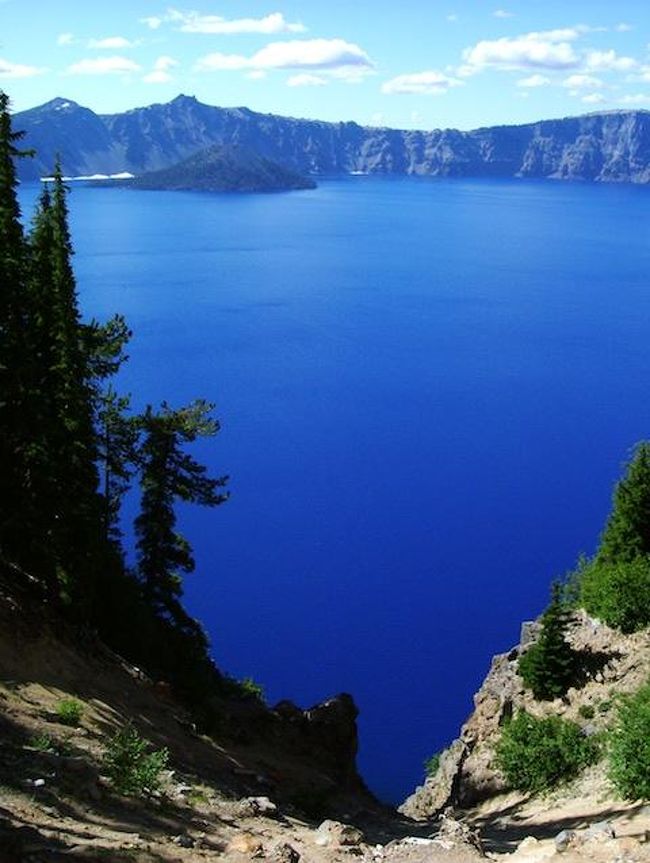 2004.7.20<br />BendからCrater Lakeへ。ただただ青い湖でした。ほぼ一日、湖の周りをまわっていろいろな角度から見ただけですが、全く飽きることなくあっという間に時間が過ぎていきました。<br />Klamath Fallsで宿泊。