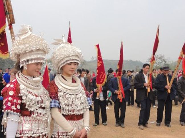 　秋は祭りの季節です。貴州省で言えば、ミャオ族(苗族)のイベントが立て続けに行われます。同じ少数民族の多い雲南と比べ、まだまだ注目度の低い貴州ですが、その実力やいかに。今回、凱里をベースに、芦笙祭とミャオ族・新年をチェックしてきました。まずは重安と谷隴で行われた芦笙祭から紹介しましょう。<br /><br /><br />**情報は2010年11月のもの。1人民元=12.2円で計算。<br /><br />==貴州の輝き シリーズ一覧==<br />① ミャオ族・芦笙祭をめぐる旅 (重安、谷隴、苗族) &lt;==<br />http://4travel.jp/traveler/sekai_koryaku/album/10524183/<br />② ミャオ族新年 雷山開幕式の熱い一日 (苗族)<br />http://4travel.jp/traveler/sekai_koryaku/album/10572257/<br />③ ミャオ族新年 西江千戸苗寨の歩き方 (苗族)<br />http://4travel.jp/traveler/sekai_koryaku/album/10572912/<br />④ ミャオ族新年 西江のファンキーなお正月(苗族、鼓蔵節)<br />http://4travel.jp/traveler/sekai_koryaku/album/10572960/<br />⑤ トン族の里 - 肇興を勝手に観光案内 (鼓楼、風雨橋)<br />http://4travel.jp/traveler/sekai_koryaku/album/10517865/<br /><br />==中国少数民族==<br />雲南・少数民族マーケットハンター 全３作<br />http://4travel.jp/traveler/sekai_koryaku/album/10573334/