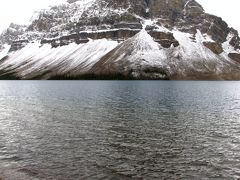 カナダ12　ボウ湖　氷雪の山脈に囲まれて　☆赤いロッジのある湖畔 