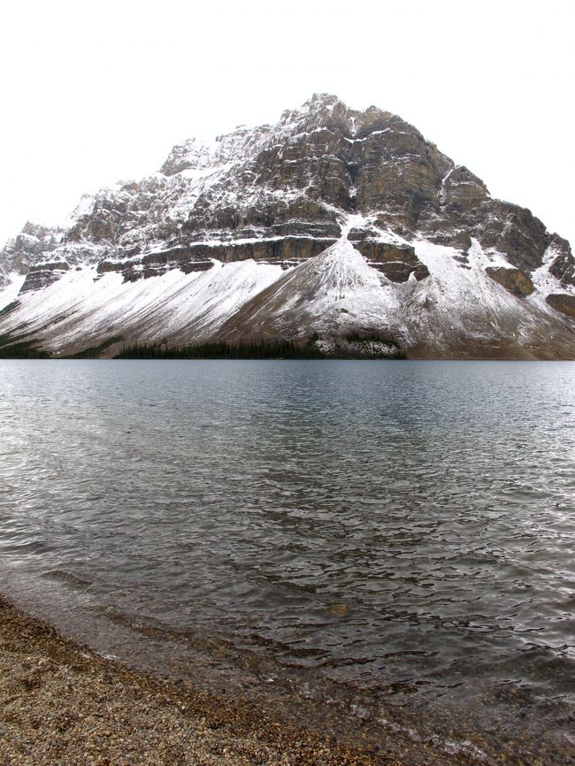 ボウ湖(Bow Lake)は、カナダ･アルバータ州のレイク・ルイーズの北方30km、標高2069mに位置する氷河湖である。バンフ国立公園内にある。<br />氷河の雪解け水によるターコイズブルー（トルコ石の青色）の非常に美しい湖水をとたたえていることが有名で、毎年多くの観光客が訪れる。<br />湖の周辺には数々のトレイル（遊歩道）が整備されているが、グリズリーベアの出現が頻繁にあるため都度閉鎖される。熊との遭遇を避け、熊の生態を保護するためにトレイルは最低6人以上のグループでハイキングするように定められている。<br />駐車場から程近い湖正面には赤いロッジが立っており、背面の氷河と対照的でとても美しいため、しばしば写真コンクールで優秀な賞を獲得している。<br />（フリー百科事典『ウィキペディア（Wikipedia）』より引用）<br /><br />ボウ湖については・・<br />http://www.joyphoto.com/japanese/abroad/2002america/canada/bow.html<br />http://www.youtube.com/watch?v=d9oDScCNtfE<br />http://www.kosaiji.org/~eisai/CanadianRocky/Bow/index.htm<br /><br />秋のカナダ・グランド周遊１０日間<br /><br />９月２４日（金）　３日目<br />　　　　　レイク ルイーズの湖畔を散策<br />09:30： バス、ホテル発<br />【世界遺産カナディアンロッキー観光へ(約10時間)】<br />ロッキーの宝石・レイク ルイーズ(下車)、モレーン湖(下車)、ボウ湖(下車)<br />北米大陸最大のコロンビア大氷原(下車)では雪上車に乗り、氷河に降り立つ。<br />その後、ギフト店、ペイト湖(下車)　旧大陸鉄道駅舎レストランで夕食<br />20:30：ホテル着。<br />【宿泊地：カンディアンロッキー、(フェアモント シャトー レイク ルイーズ)泊】<br />