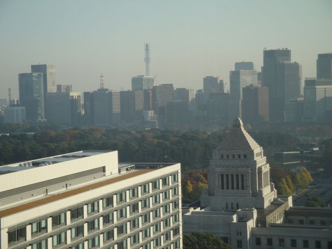 戦後、ヒルトンホテル東京として営業してきて、新宿に本家ヒルトンホテル東京がオープンしたのを機にキャピトル東急ホテルとして再スタートした老舗ホテルが、完全建替えで『ザ・キャピトルホテル東急』としてリニューアルオープンしたので行って来ました。<br /><br />時代の流れを映すように、部屋からは国会議事堂の向こうに建築中の東京スカイツリーの姿が見えました。