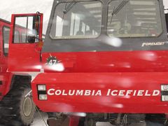 カナダ14　アサバスカ氷河  降り立つと霙　☆特大の雪上車に乗って  