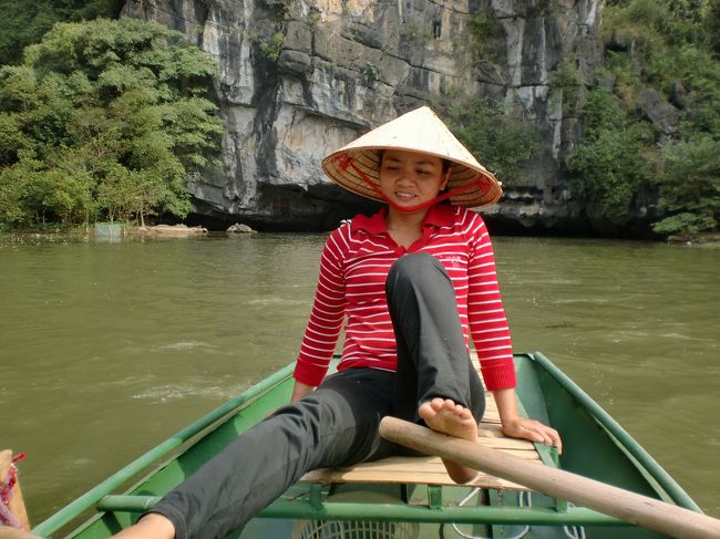今回のベトナム旅行は、タムコックのボートツアーでの景観と足で漕ぐオールさばきが見たいとハノイに行くことにした。<br />しかしハノイの街で改造メータータクシーや酒店のボッタクリ等に会い、怖い思いもしたが楽しい事も有った旅行になりました。<br />