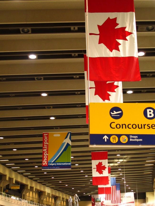 カルガリー国際空港（Calgary International Airport）は、カナダ・アルバータ州最大の都市であるカルガリーにある国際空港。同空港は、カナダ国内では4番目に利用客の多い空港であり、バンクーバー国際空港と並んで西部カナダの重要な拠点空港である。カルガリー中心部から17kmの距離に位置する。 <br />（フリー百科事典『ウィキペディア（Wikipedia）』より引用）<br /><br />トロント・ピアソン国際空港（英: Toronto Pearson International Airport）は、カナダのオンタリオ州の都市トロント市とミシサガ市の境に位置する。同空港はカナダ国内で最大の国際空港である。2005年、2,990万人以上の乗降客を扱い、世界で利用客の多い空港のトップ30の29番目に位置する。エア・カナダやウエストジェット航空がハブ空港としている。<br />（フリー百科事典『ウィキペディア（Wikipedia）』より引用）<br /><br />モントリオール・ピエール・エリオット・トルドー国際空港（英語：Pierre Elliott Trudeau International Airport）は、カナダ・ケベック州のモントリオールにある国際空港。エア・カナダの本拠地。年間乗降客が1,000万人を超える空港となった。<br />（フリー百科事典『ウィキペディア（Wikipedia）』より引用）<br /><br /><br />カルガリー空港については・・<br />http://www.calgaryairport.com/<br />http://www.ryoko.info/yaku/airport/yyc.htm<br /><br />トロント空港については・・<br />http://www.gtaa.com/en/home/<br />http://www.ryoko.info/yaku/airport/yyz.htm<br /><br />モントリオール空港については・・<br />http://travel.temco.ne.jp/detail/canada/yul.php<br />http://www.hotelskip.com/JP/DataHtml/ja_ai_ymq_yul.html<br /><br />秋のカナダ・グランド周遊１０日間<br /><br />９月２５日（土）　４日目<br />07:30：フェアモント シャトー レイク ルイーズ ホテル：:バス発<br />一路、カルガリーへ(約190km,約2時間30分)。<br />11:00：　カルガリー発。エアカナダ（AC-0164）にてトロントへ。<br />　　　　　（3時間40分）　トロント着　16:40<br />18:00:　トロント発。エアカナダ（AC-0830）にてモントリオールへ。<br />　　　　　（1時間10分）　モントリオール着　19:15<br />19:30：モントリオール着後、ケベックのホテルへ(約265km,約3時間)。<br />　　　　　　途中、レストランで夕食<br />24:00：ホテル着。<br />【宿泊地：ケベック(フェアモント ル　シャトー　フロンテナック)泊】<br />