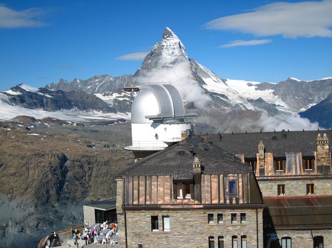 世界にその名をとどろかす名峰マッターホルン。モンテ・ローザ、リスカム、ドム、ヴァイスホルンなどの多数の4,000m級の山々を眺めることができます。4000メートル級の山々が連なるスイスアルプスが眼前に広がっています。最高！感激の連続です。<br />ゴルナーグラートからはマッターホルンの展望台。駅から少し登ると天文台を備えたホテルがあります。ここから見渡す360度の展望は素晴らしいのひとことです。目の前にスイスアルプス最高峰（ヨーロッパアルプス最高峰はフランス・イタリア国境のモンブラン）のモンテローザをはじめ、4000mを越える峰峰がそびえ、眼下にはゴルナー氷河をはじめ何本もの氷河が流れ下っていきます。<br />